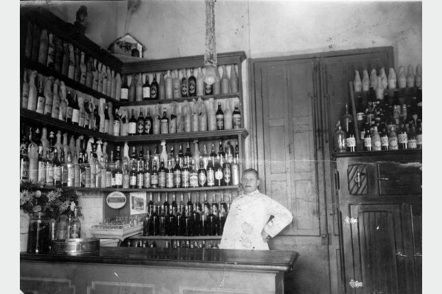 [Foto 13195] Interior de un bar. s/f. Foto tomada de: http://cdf.montevideo.gub.uy/fotografias/bares-y-almacenes#